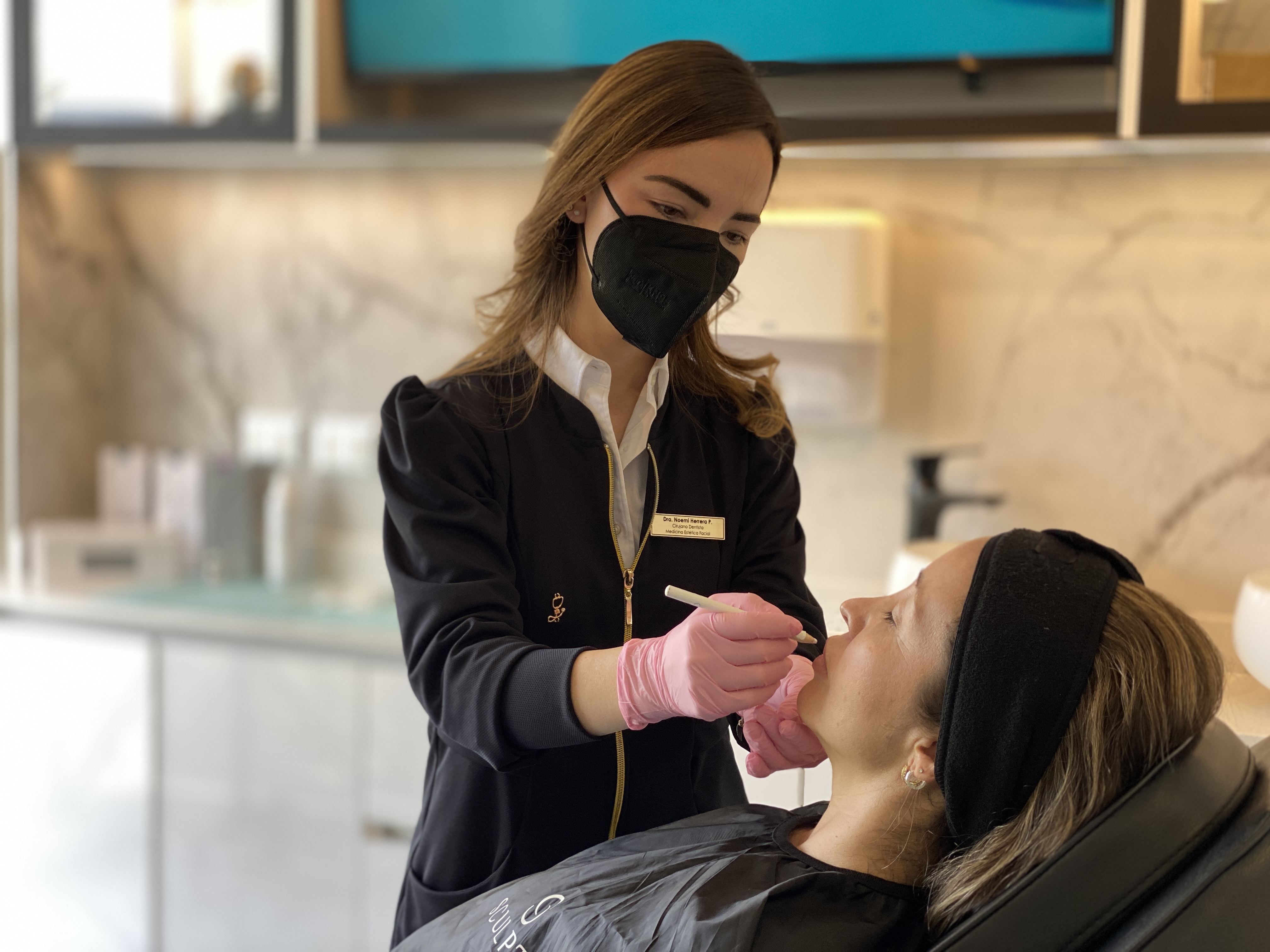Doctora Noemi Herrera aplicando tratamiento